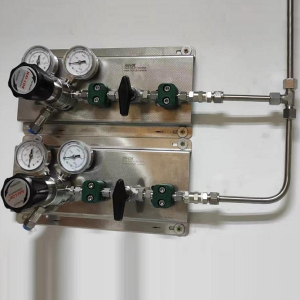 Bộ điều chỉnh 6 cổng NAILOK có cụm van xả trên bảng điều khiển